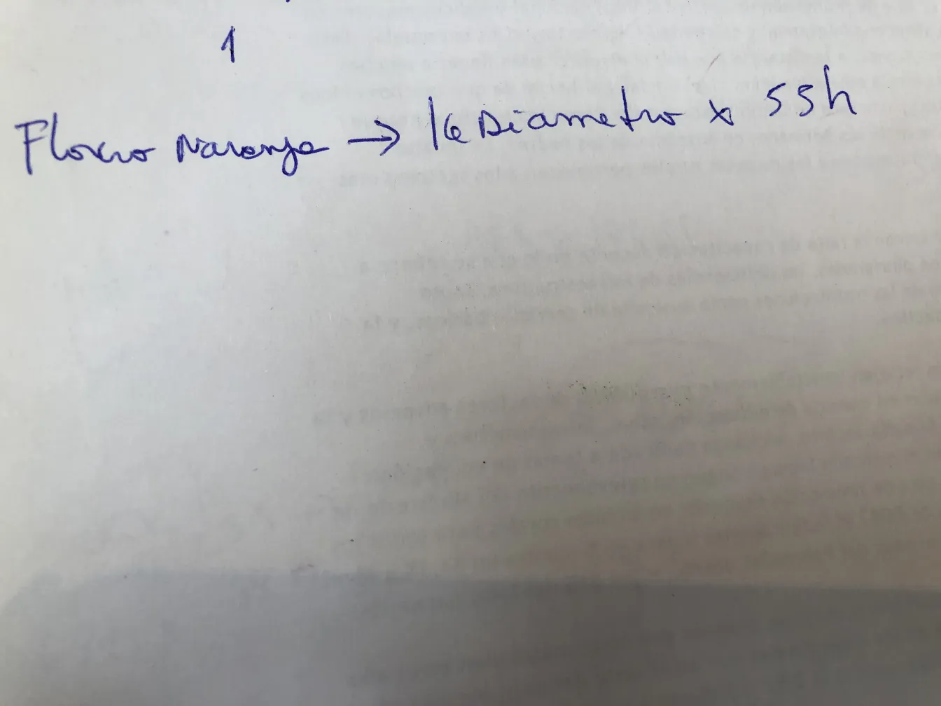 antike dekorative vase mit einzigartigen details in einer neutralen umgebung