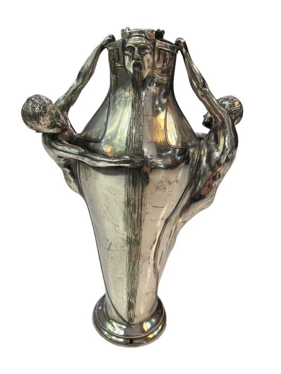 antike vase mit modellierten menschlichen figuren