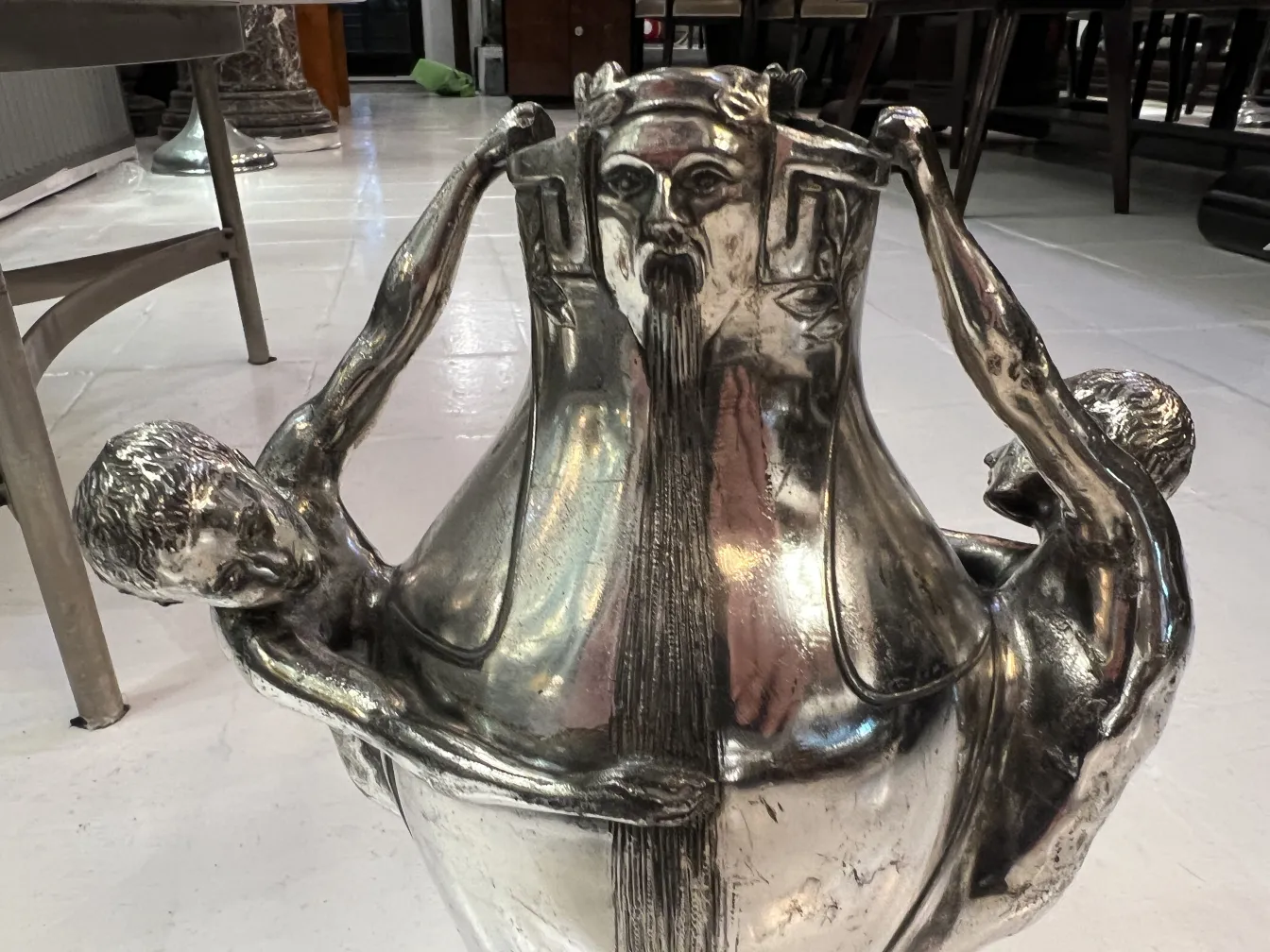 Antike Vase, verziert mit reliefartigen menschlichen Figuren.