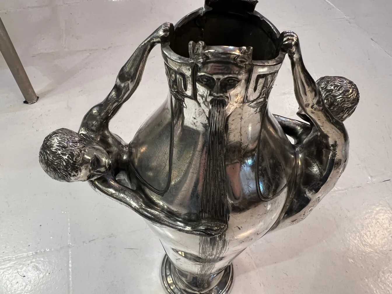 vase ancien avec des détails de figures humaines