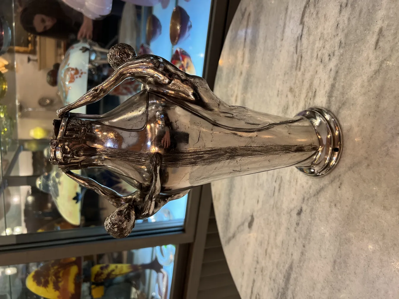 vaso antigo com figuras decorativas na base