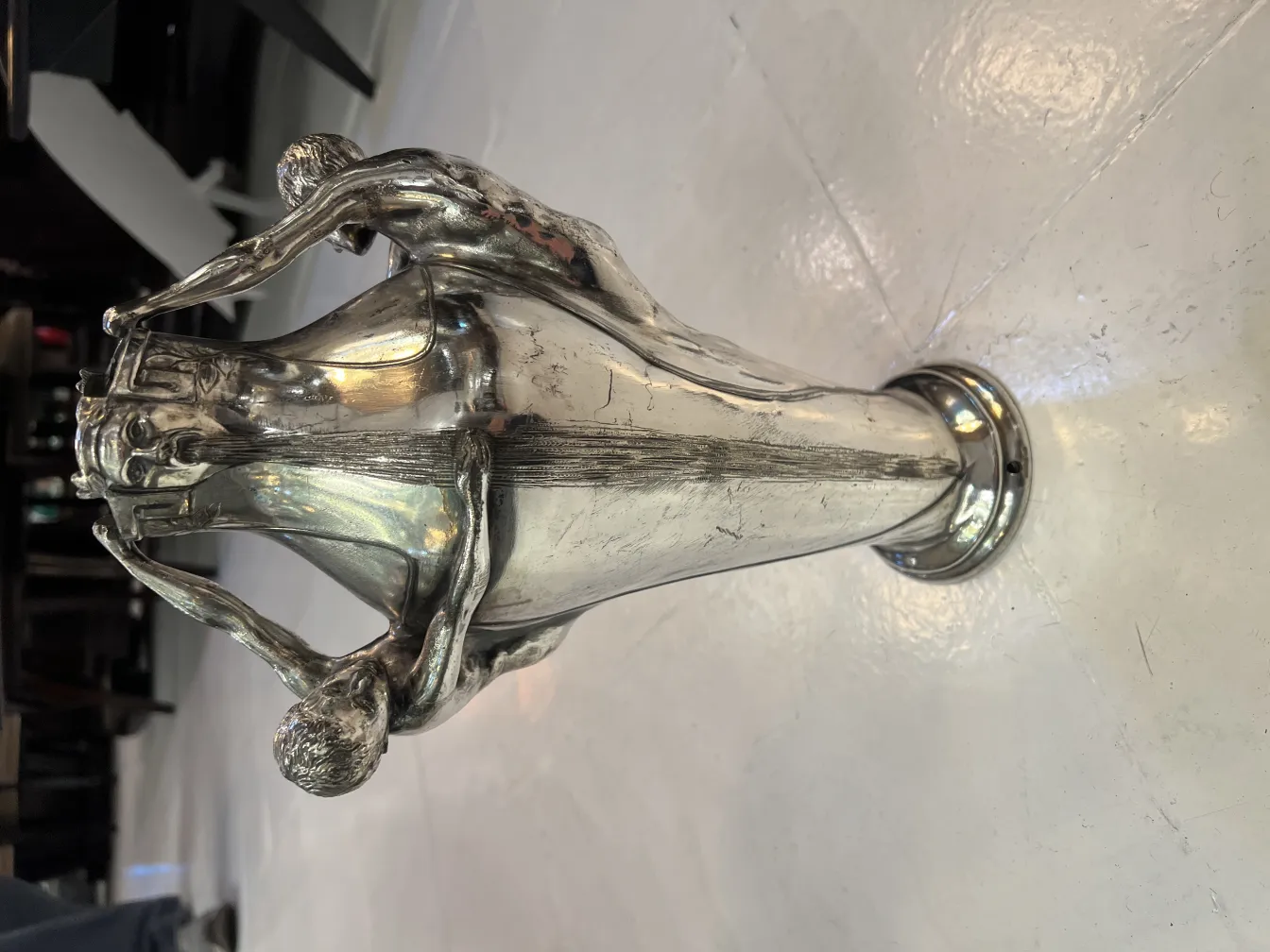 vaso antigo com figuras estilizadas na base