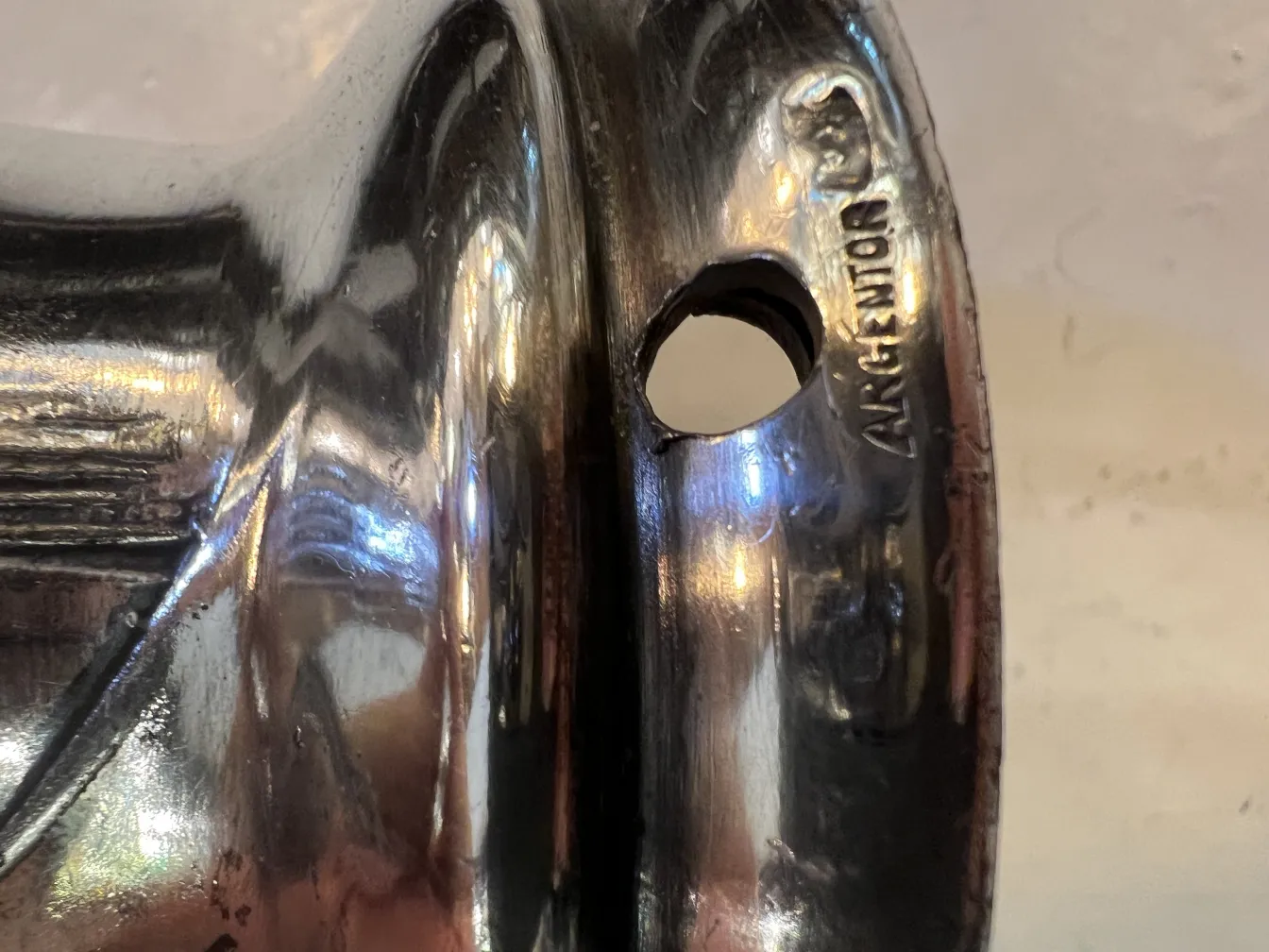 vase antico lucido con dettagli decorativi in uno sfondo