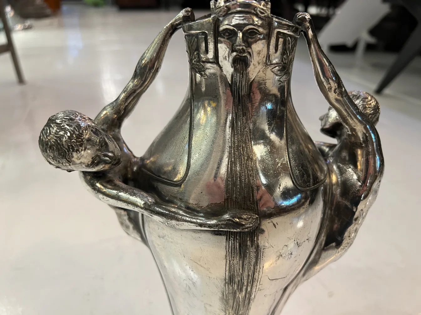 antike Vase mit skulpturalen Details