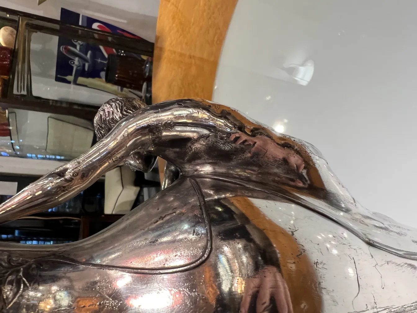 vase ancien avec figure décorative brillante sur la surface