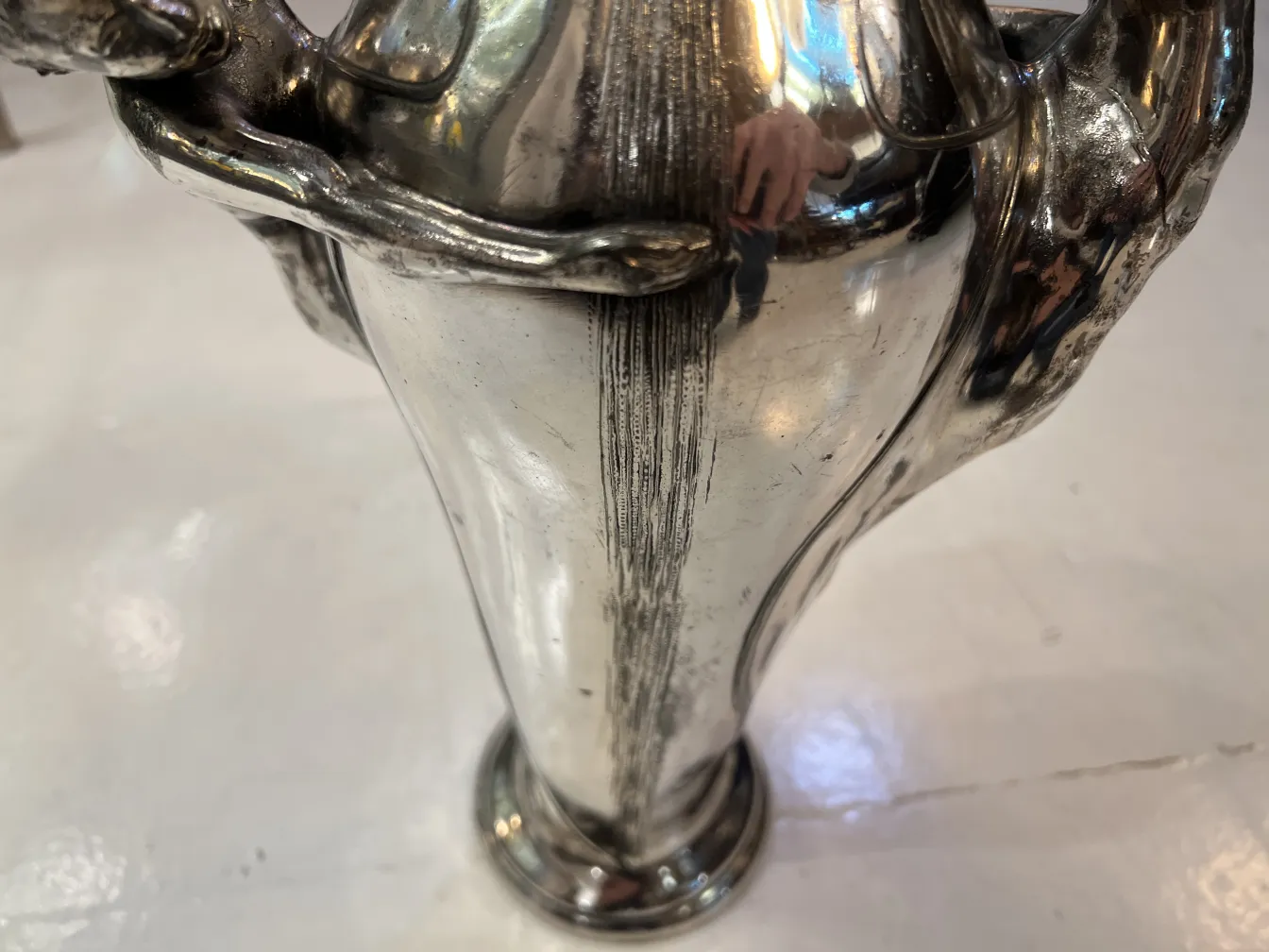 antik vase mit eleganter form und verzierungen