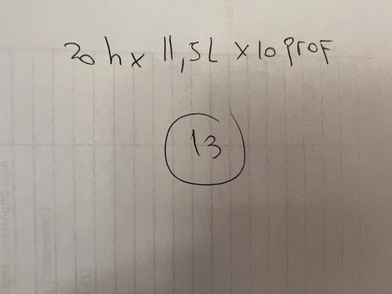 مزهرية قديمة مع زخرفة كلاسيكية، جو أنيق.