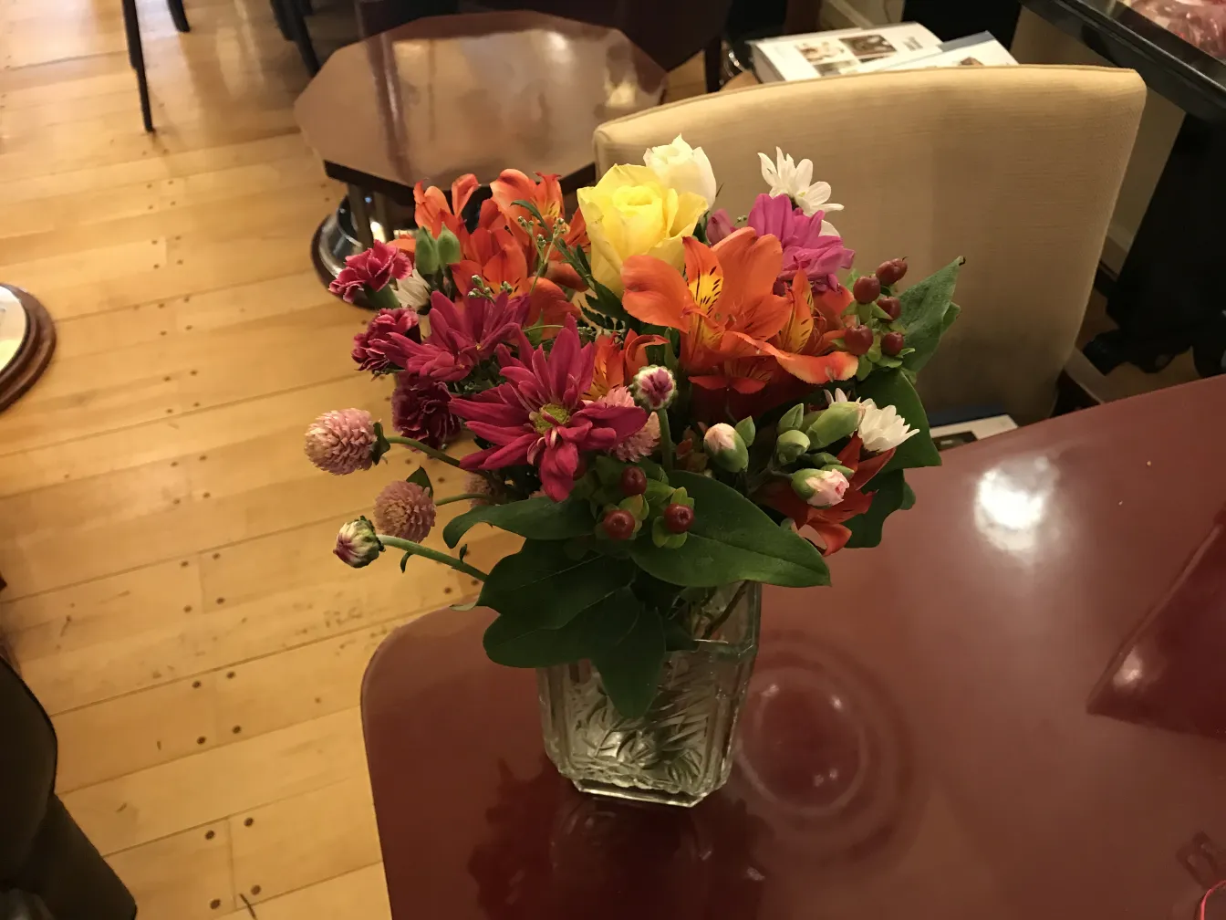 vase ancien avec des bouquets de fleurs colorées