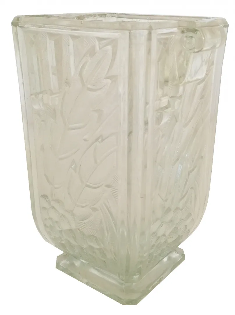 vaso de flores antigo com entalhes de folhas e flores em um ambiente elegante