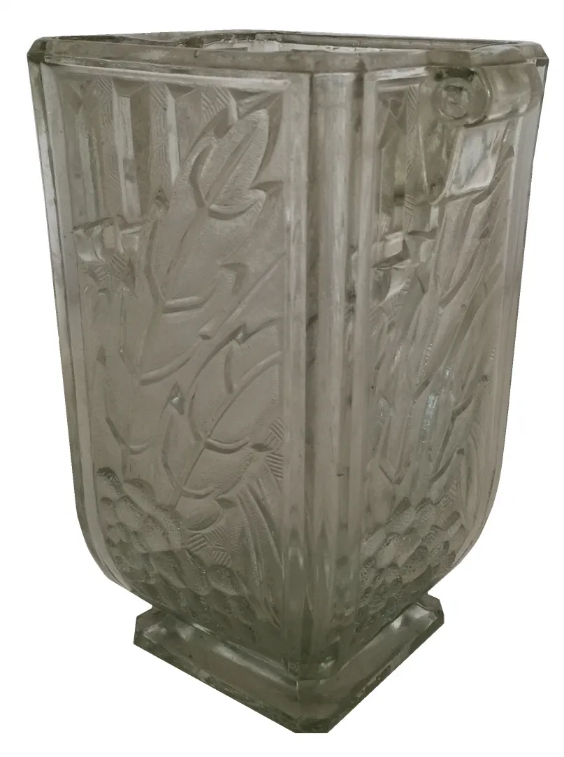 vase ancien avec gravure de feuilles, arrière-plan clair