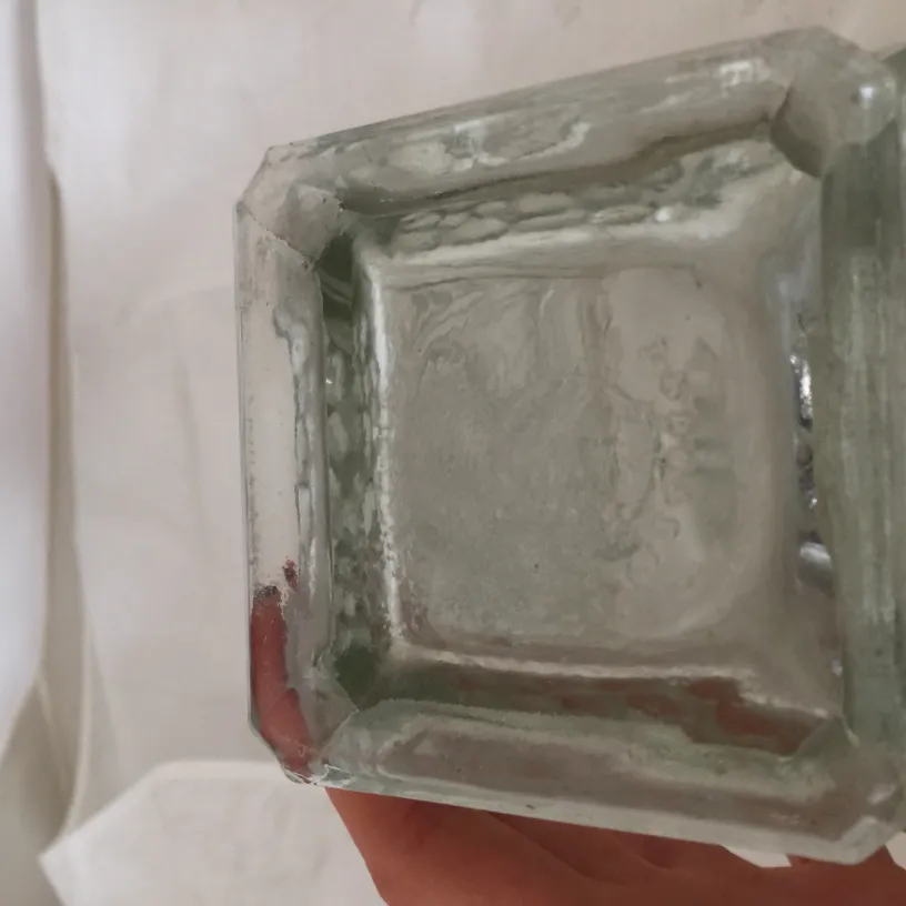 florero antiguo de cristal con un diseño elegante