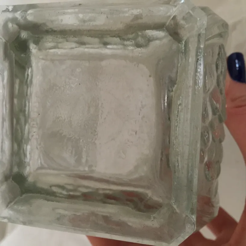 alte klare quadratische vase mit details