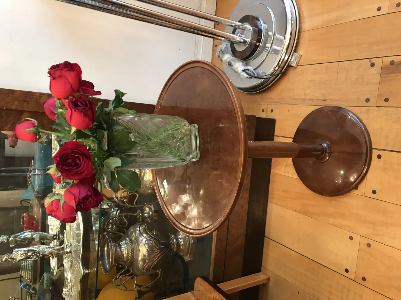 vaso antico con rose rosse in un ambiente