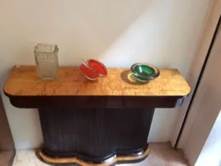 vaso decorativo antico su tavolo in legno con colori vari