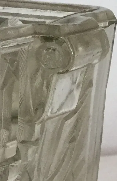 vase ancien avec de fins détails en verre