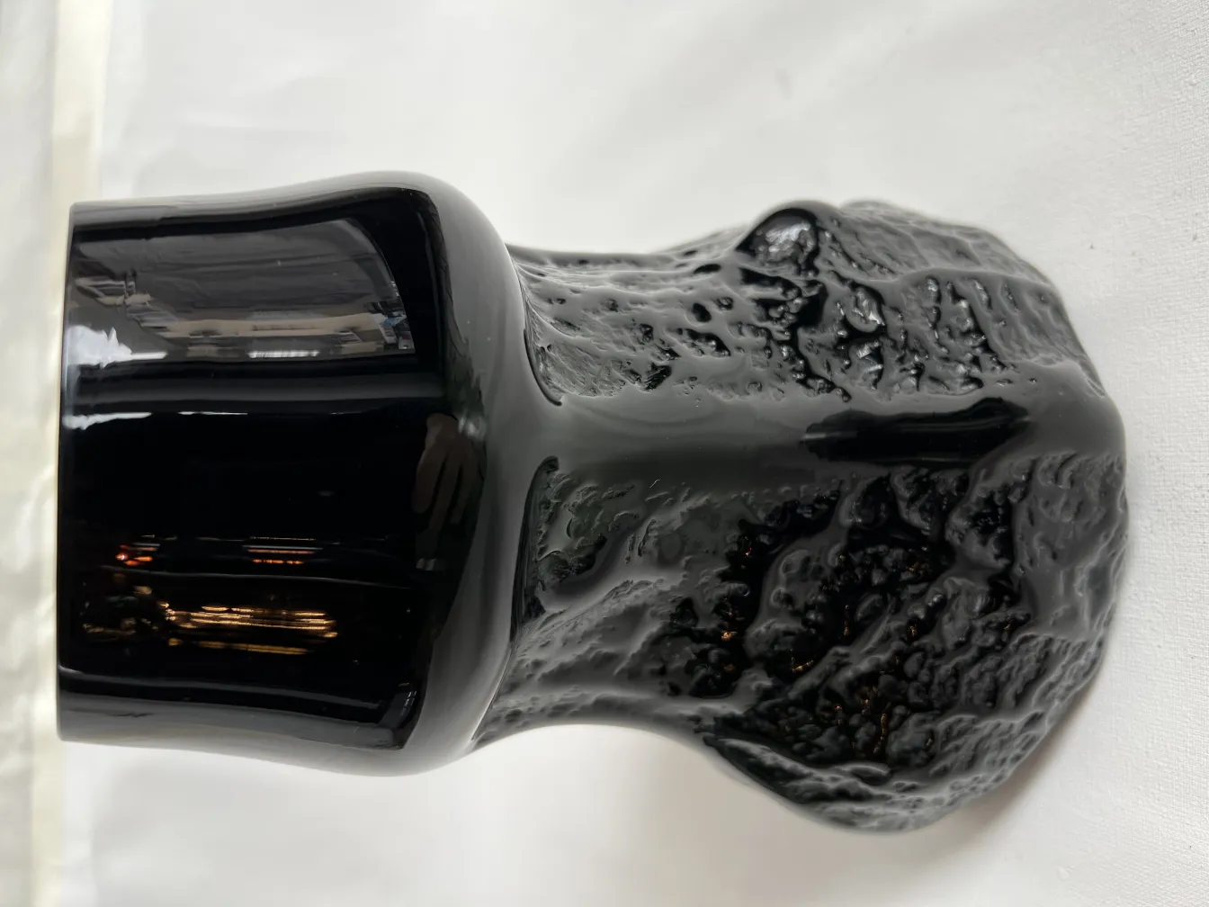 vaso de flores antigo preto com design texturizado e forma única