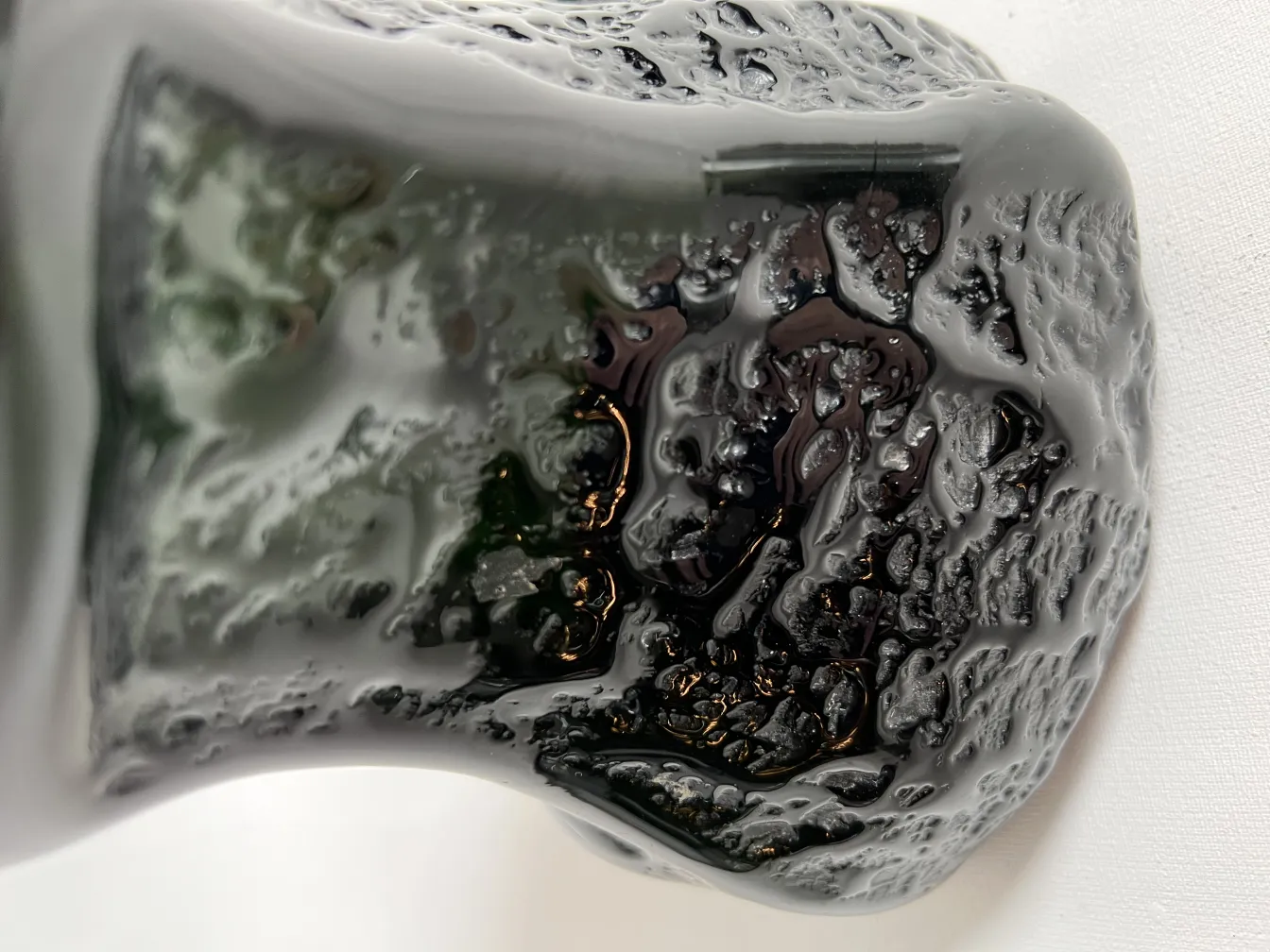 vase ancien décoratif avec des détails uniques