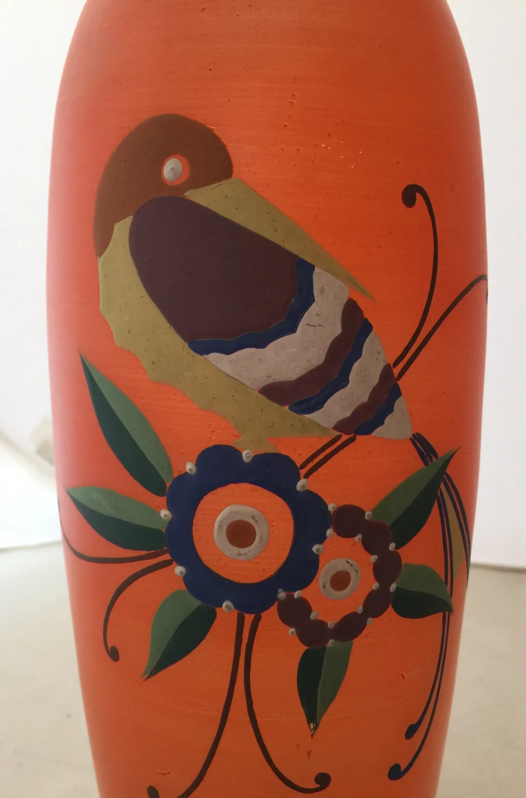 vaso antigo com design de flores e pássaro em cores vibrantes