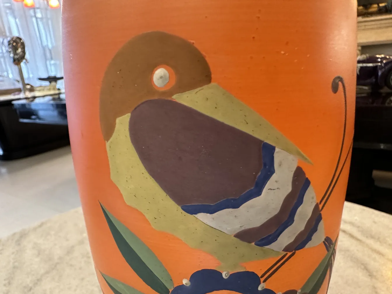 vase ancien avec un oiseau décoratif et des fleurs