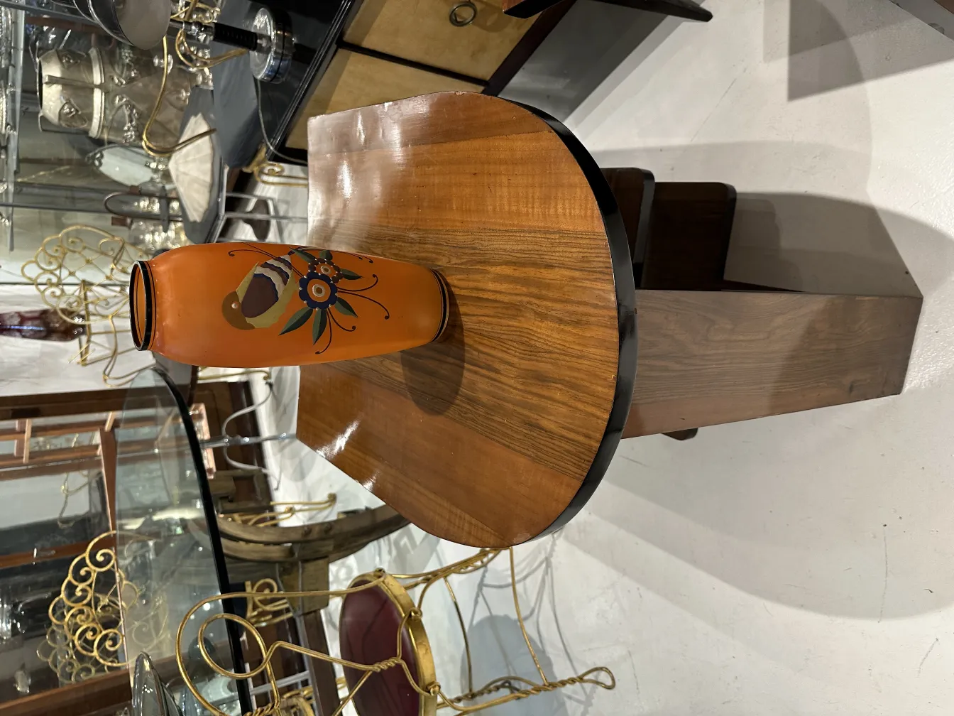 florero antiguo de forma elegante con decoración floral