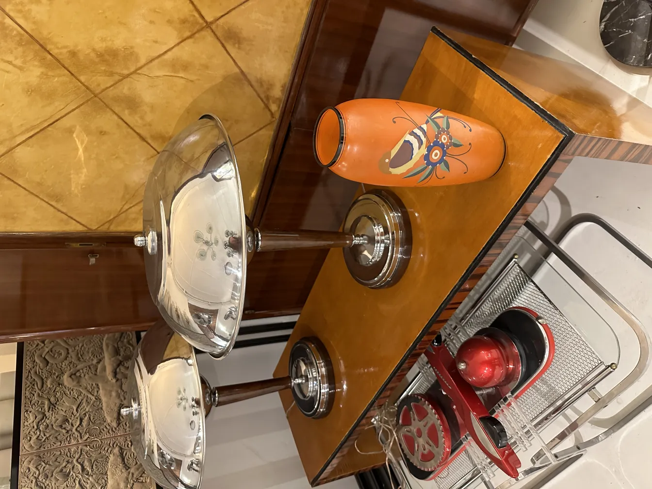 vase antique décoré avec un design coloré sur une table