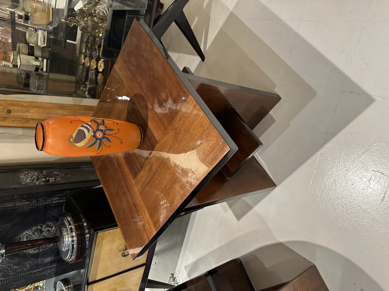 vase antico arancione con motivo floreale