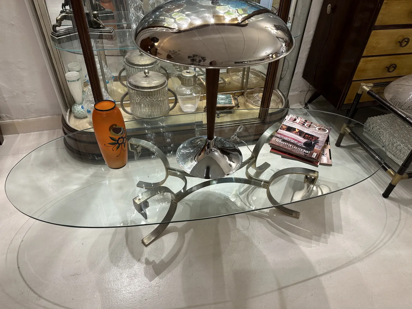 vase antico arancione decorato con fiori in un ambiente elegante