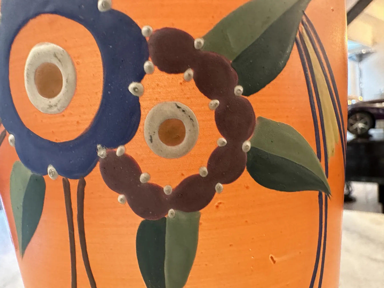 antike vase mit blumenmalerei, orange hintergrund