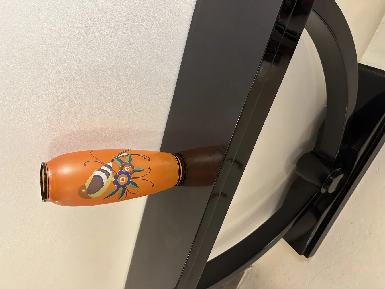 antike vase mit bunten dekorationen und blumen