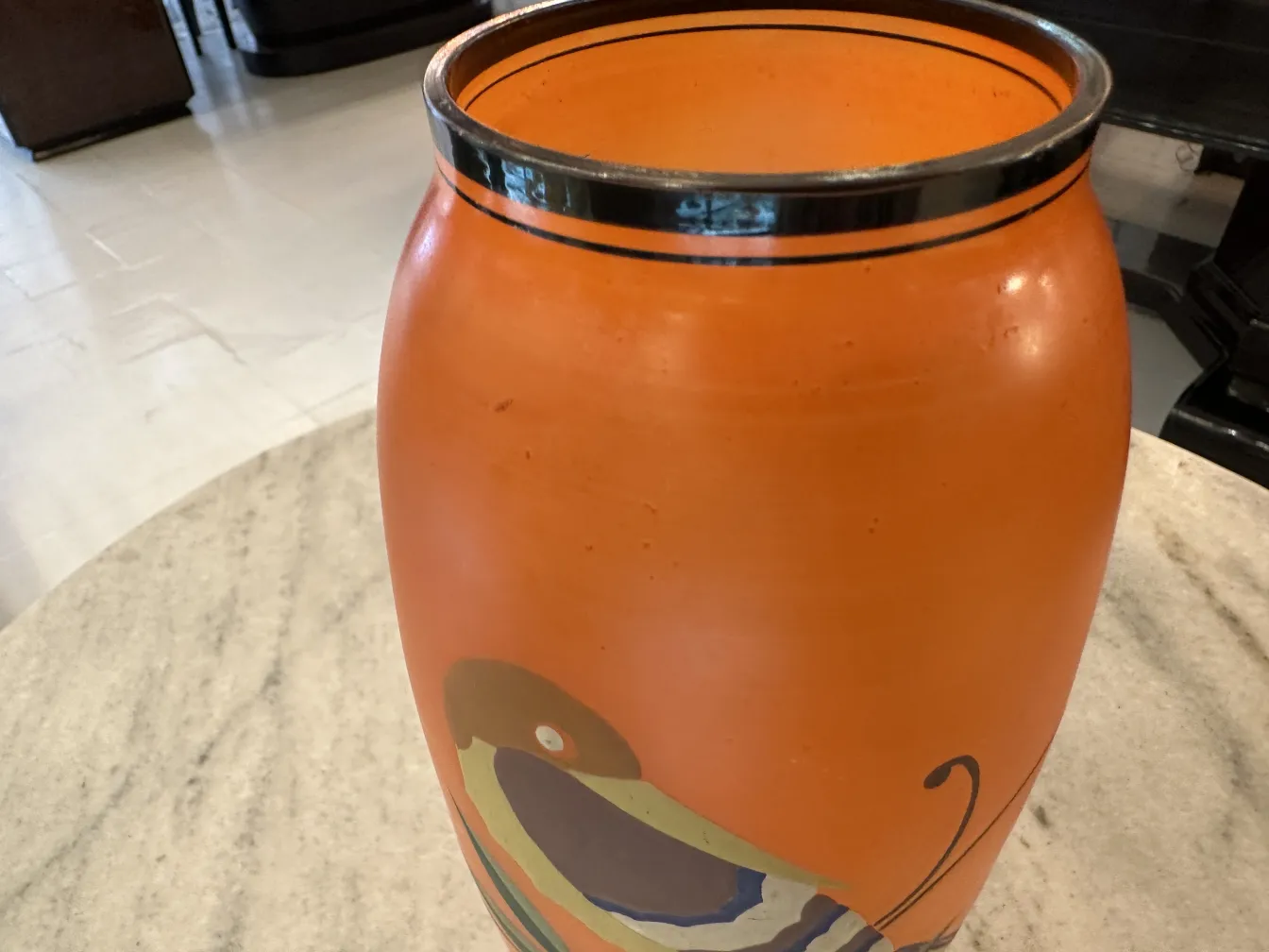 orange antike vase, schön dekoriert mit bunten formen in einer eleganten umgebung