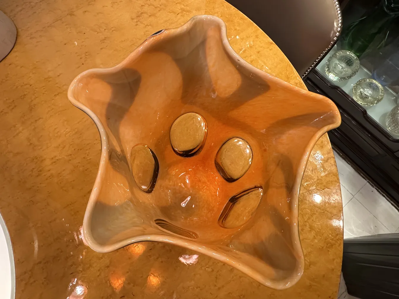 vase ancien avec forme unique sur la table