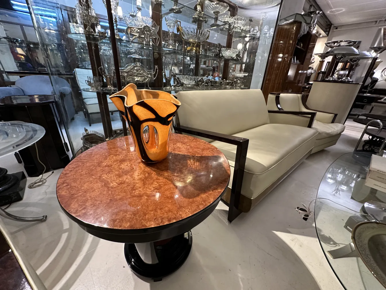 vaso antigo na cor laranja, forma elegante, ambiente decorativo