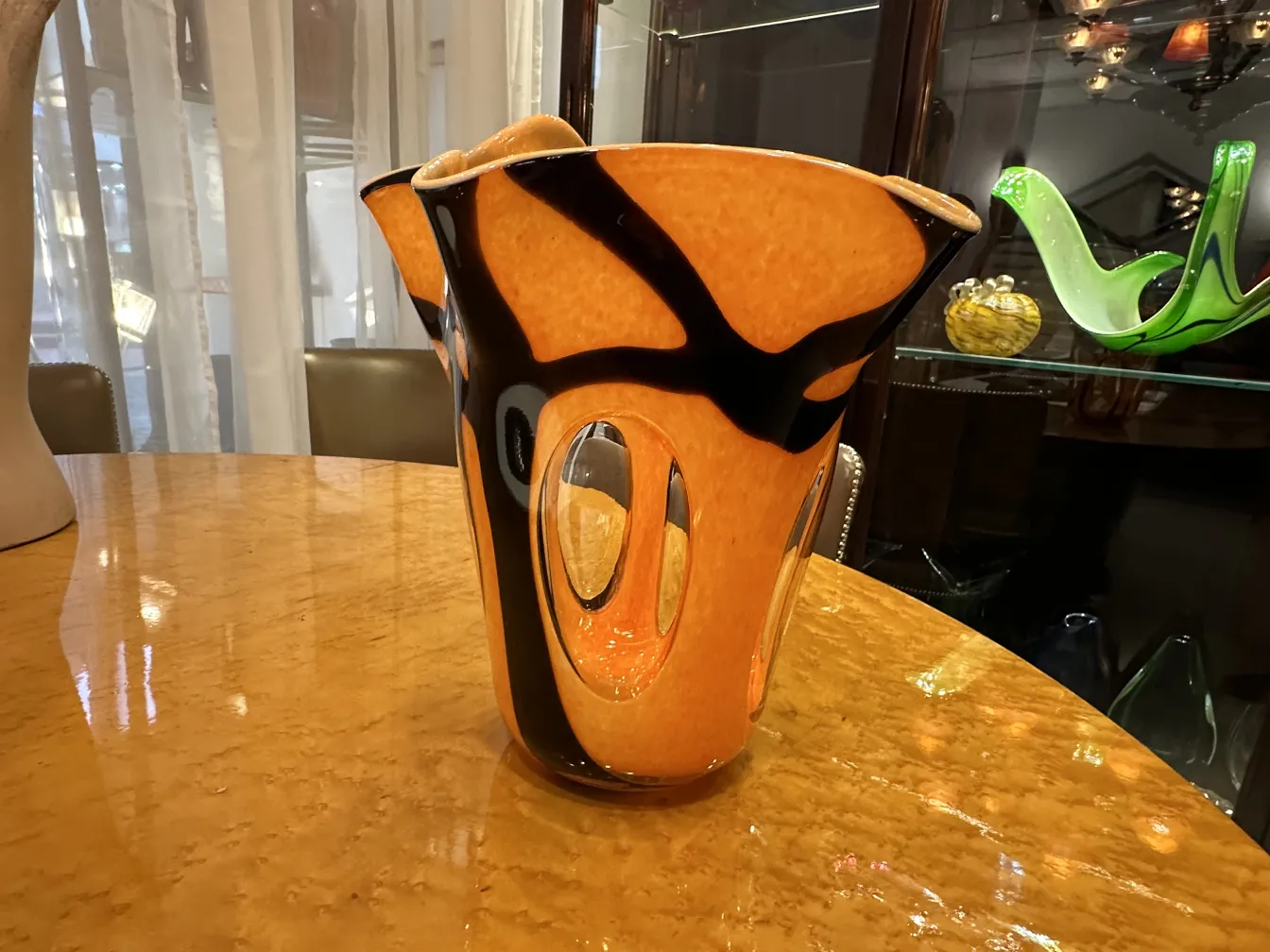 vaso decorativo antico con motivo arancione e nero, sfondo chiaro