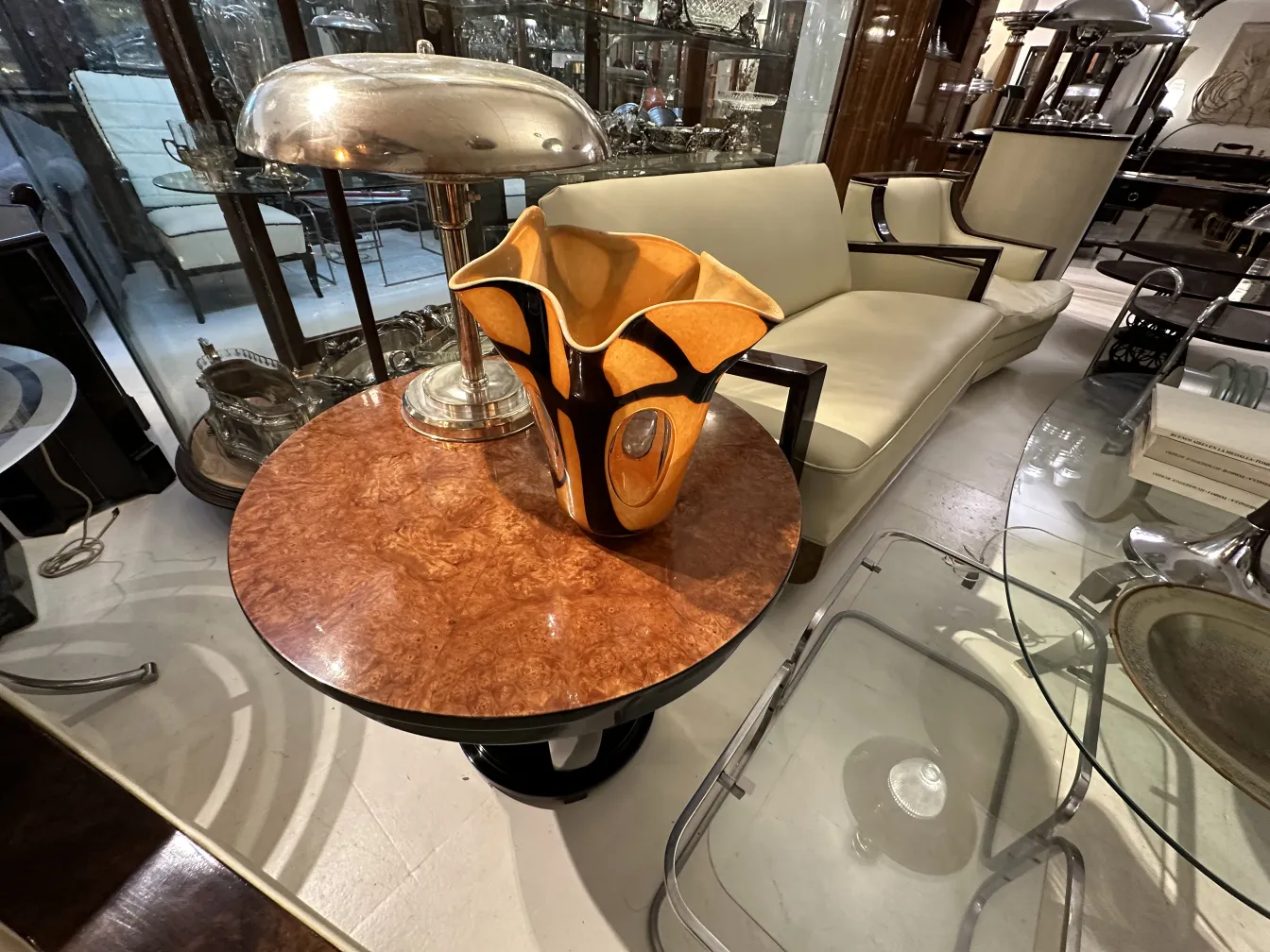 Antike Vase mit dekorativem orange-schwarzem Design auf einem Tisch.