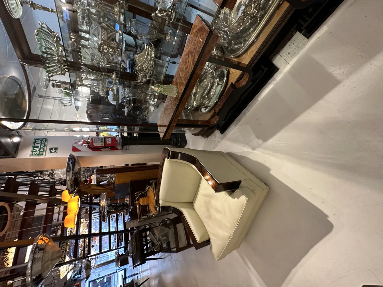 vaso antigo com detalhes decorativos em um ambiente antigo