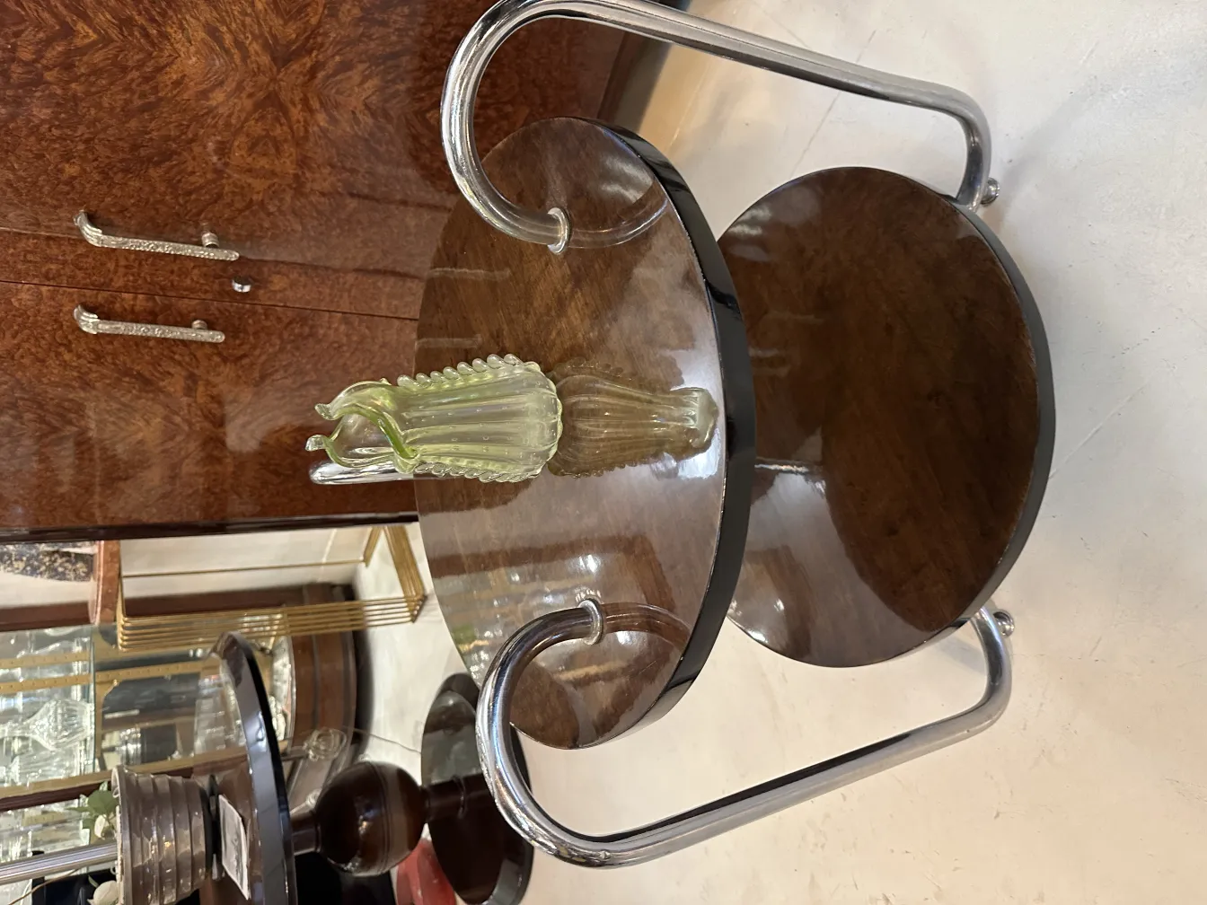 elegante antike Vase in einem stilvollen Umfeld