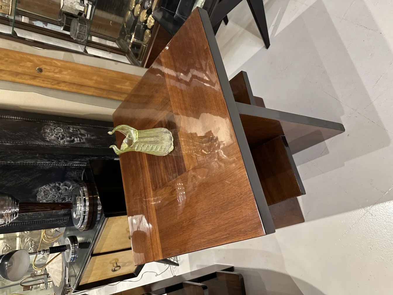 vaso antico verde su un tavolo di legno