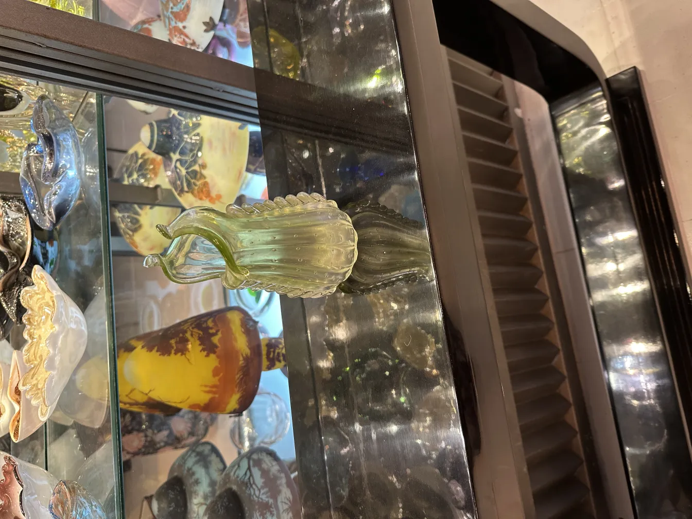 antike Vase mit markanter Form, glänzender Hintergrund