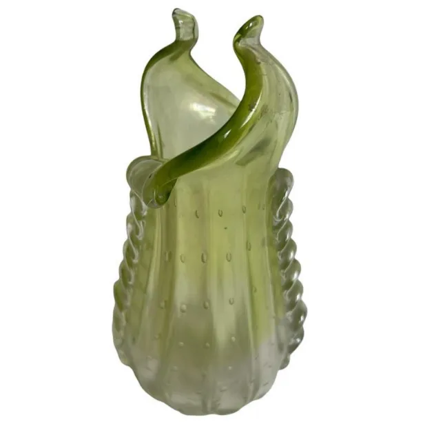 antike vase in einzigartiger form, gemütliche umgebung