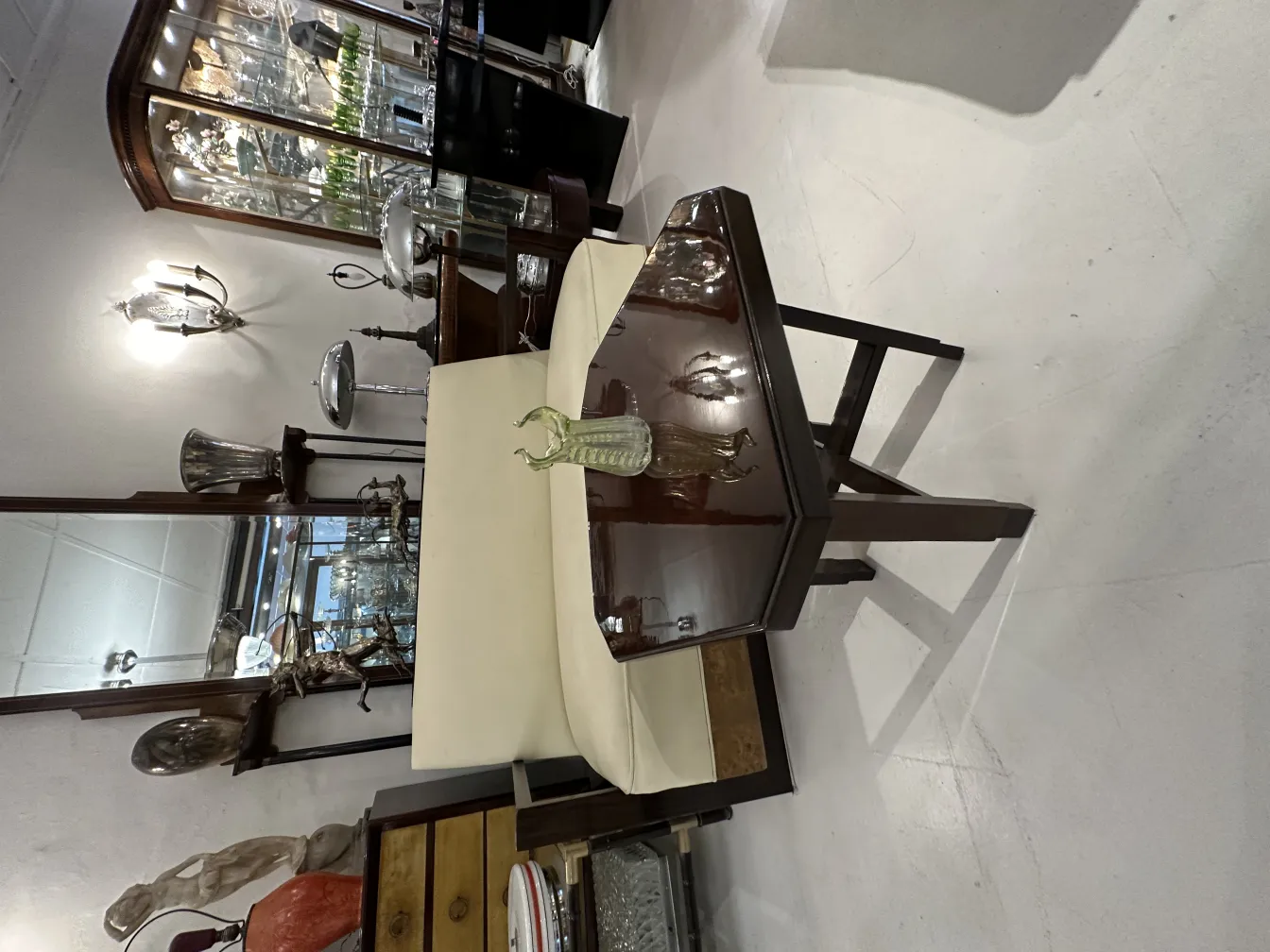 vaso de flores antigo com design elegante em ambiente decorativo