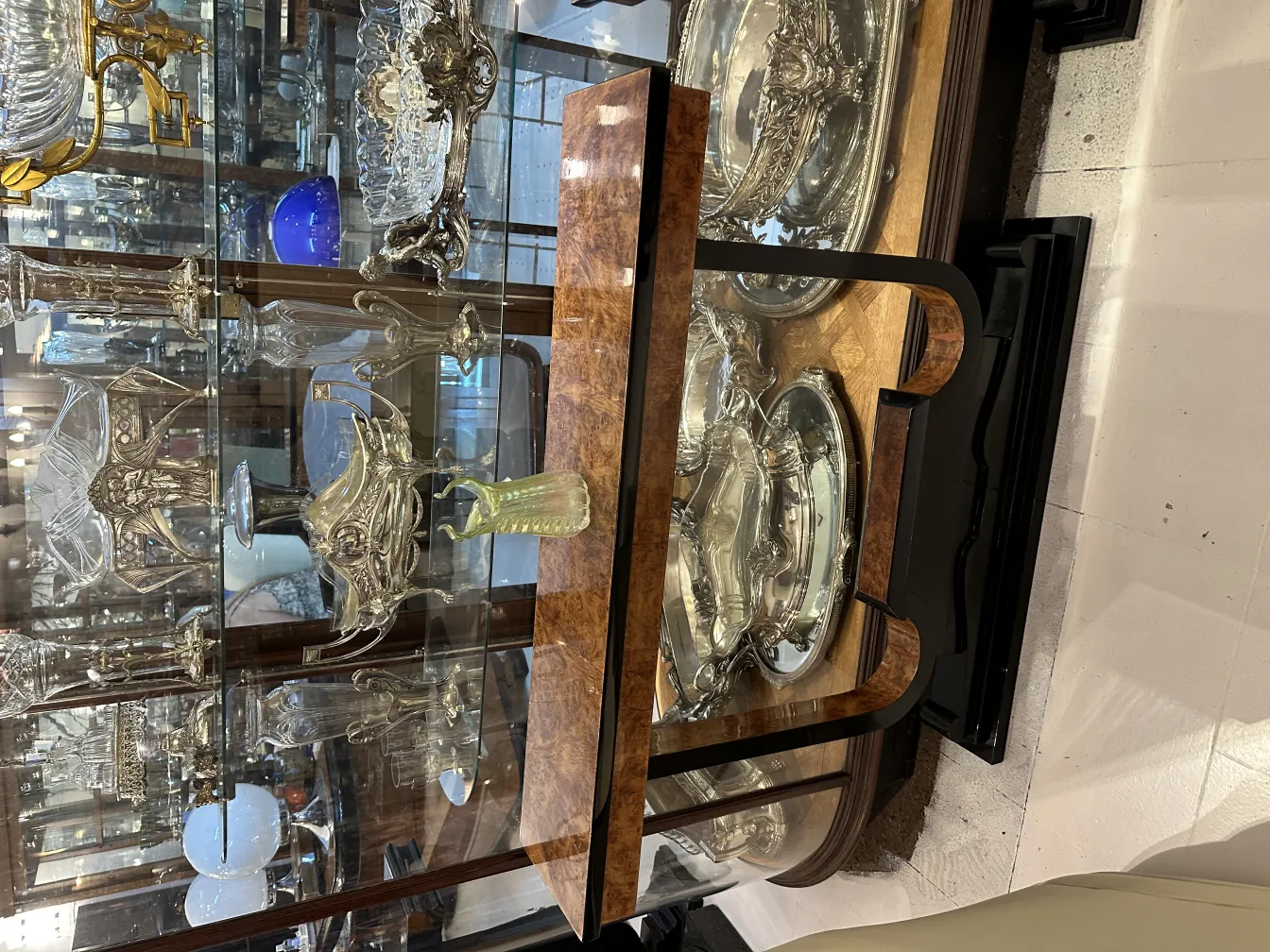 エレガントな形の古い花瓶が棚に展示されています