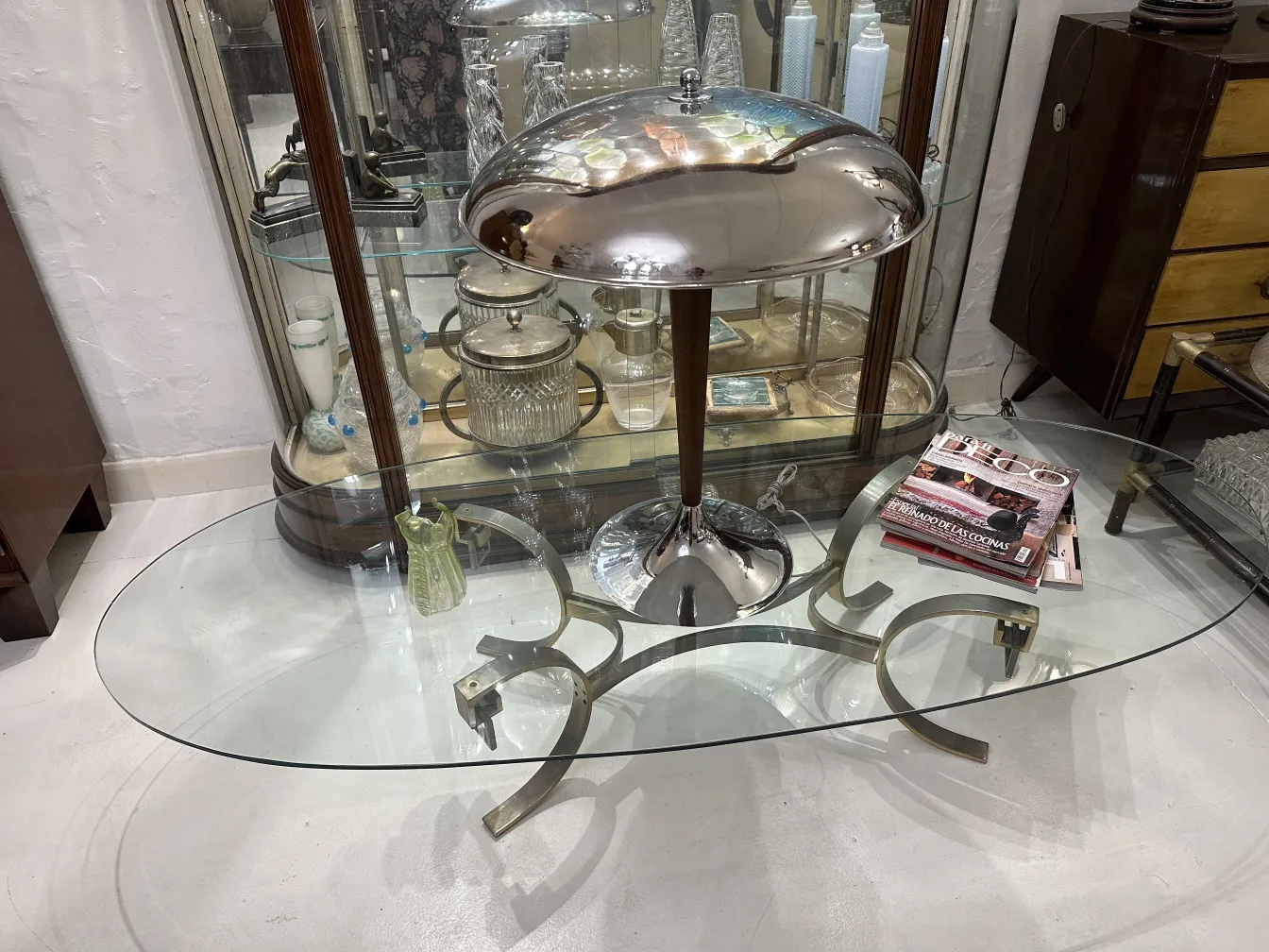 vase decorativo antico su un tavolo