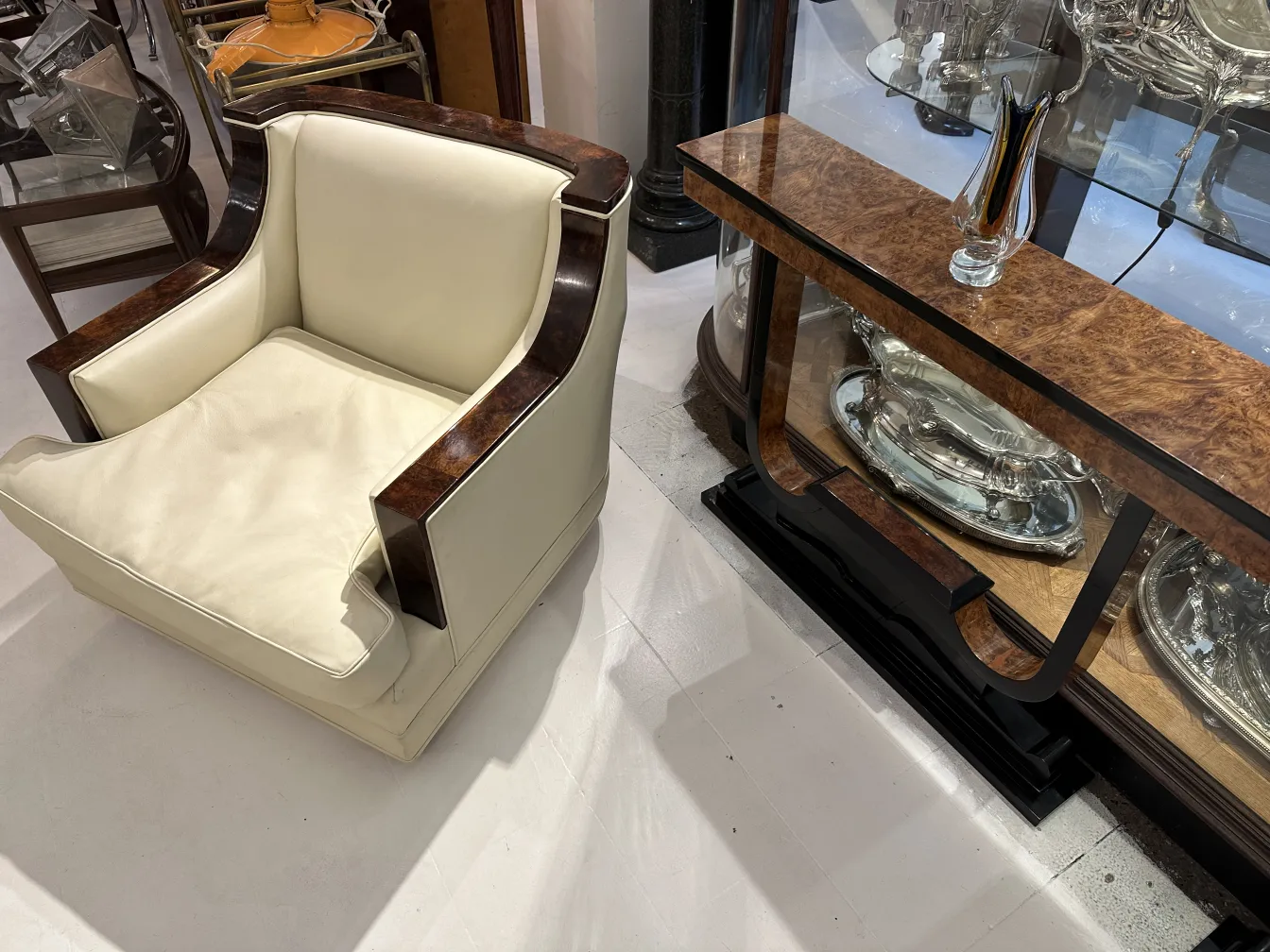 vaso antico decorativo in ambiente elegante con sedie