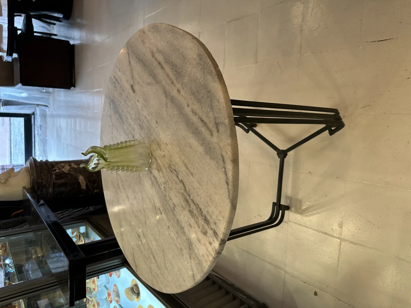 antike grüne Glasvase auf einem Tisch in einem elegant dekorierten Raum