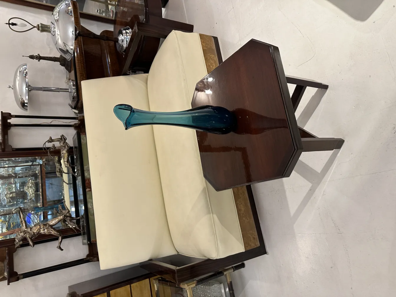 vase antico in vetro blu su tavolo in legno