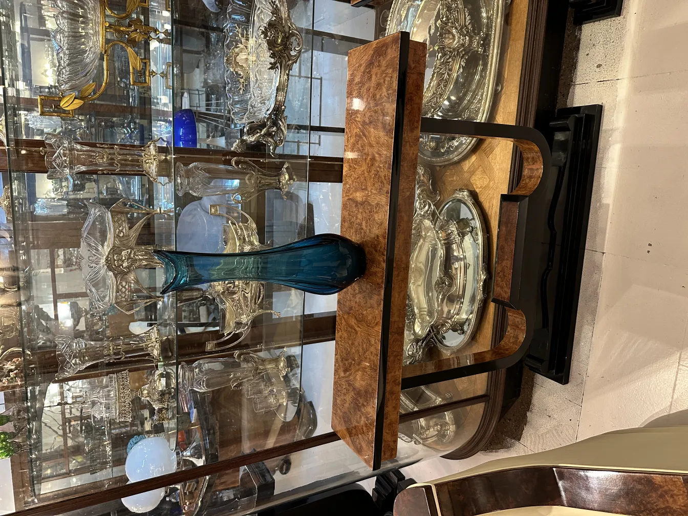 dekorative antike Vase in einer Vitrine