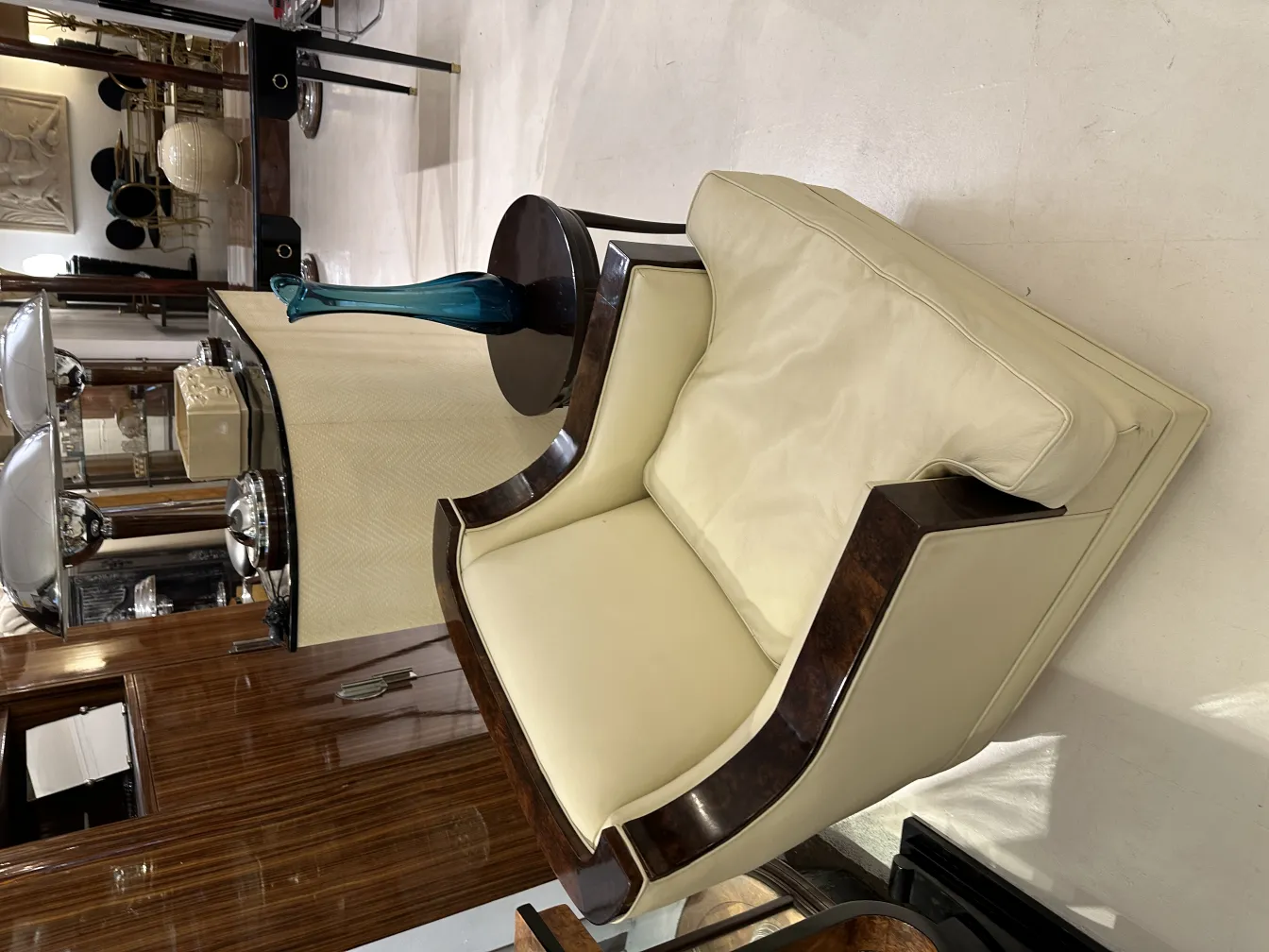 Vaso antico in ambiente elegante con sedia chiara