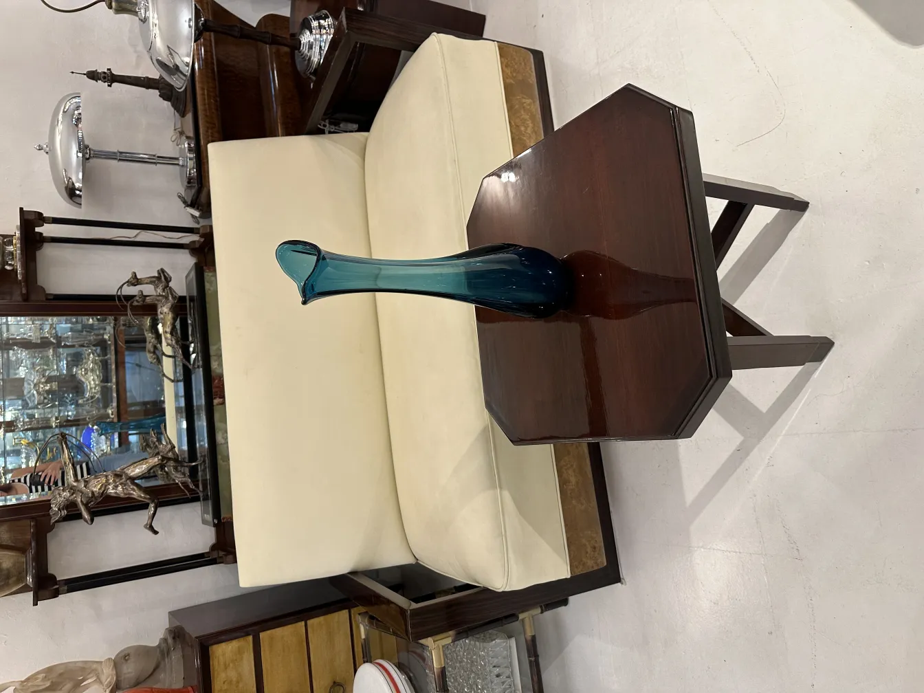 antico vaso di vetro blu su un tavolo