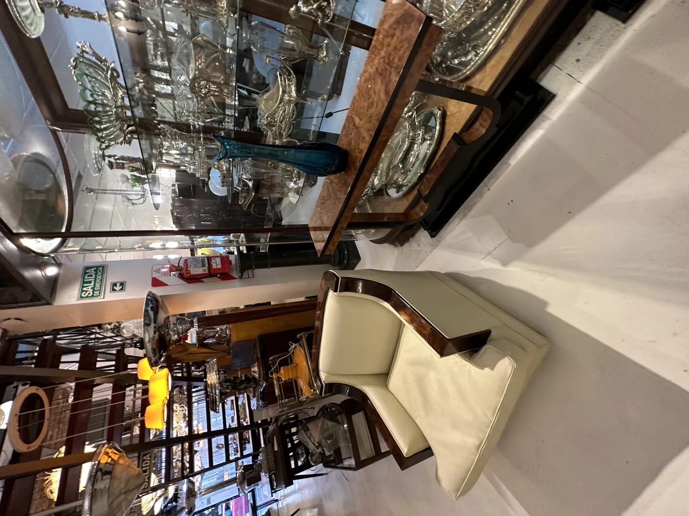 고대 꽃병이 다른 물건들과 함께 전시되어 있습니다