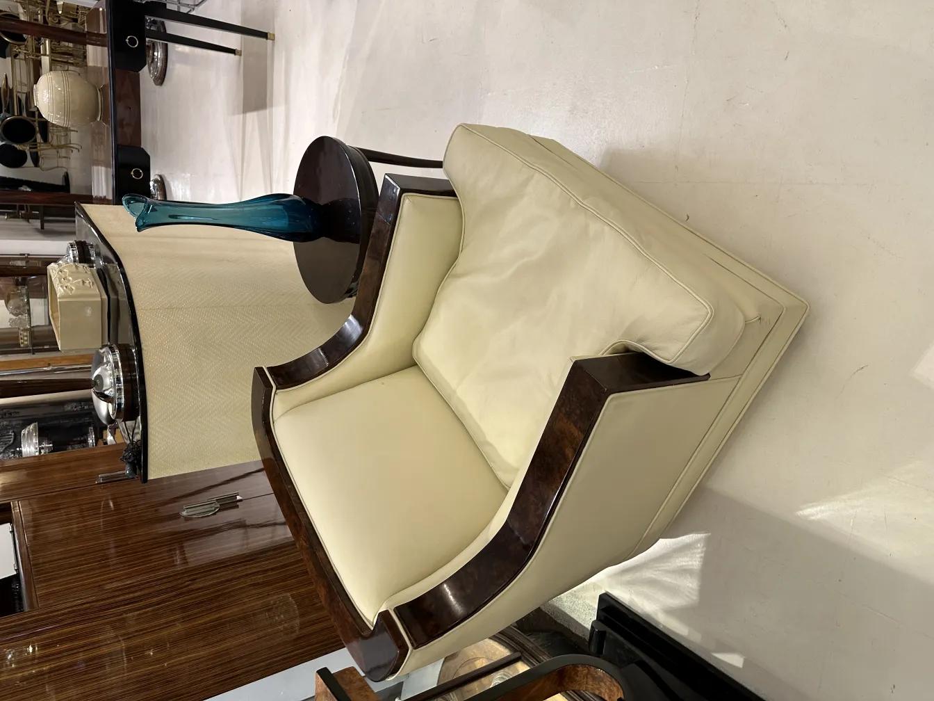 antike dekorative vase in blau auf dem tisch